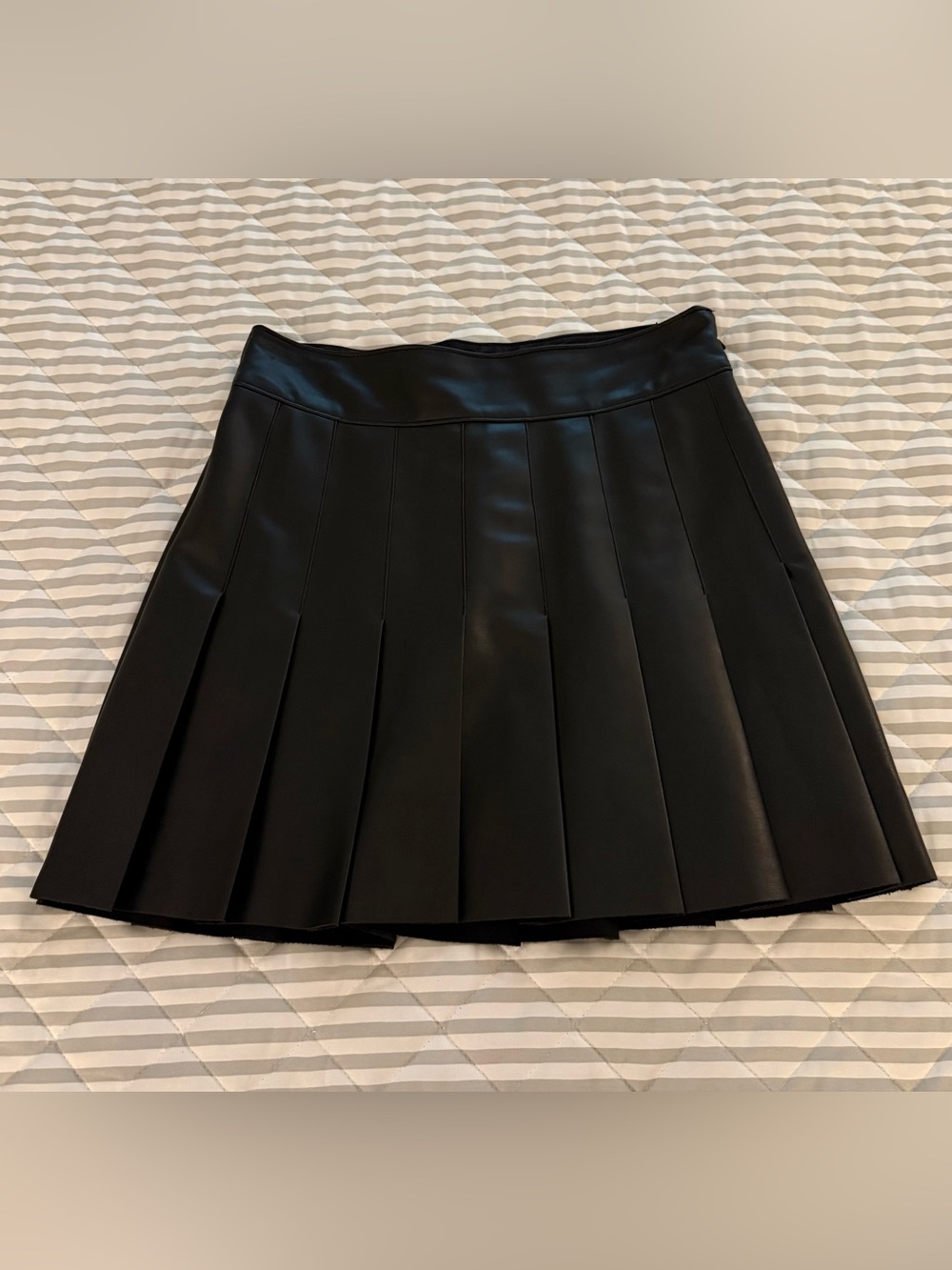 Abercrombie & Fitch Pleaded Black Vegan Leather Skirt Women's Small EUC Modern